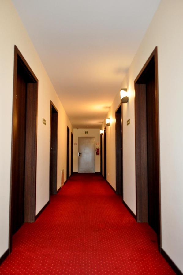 Hotel Pauza ราจินโปดลาสกี ภายนอก รูปภาพ